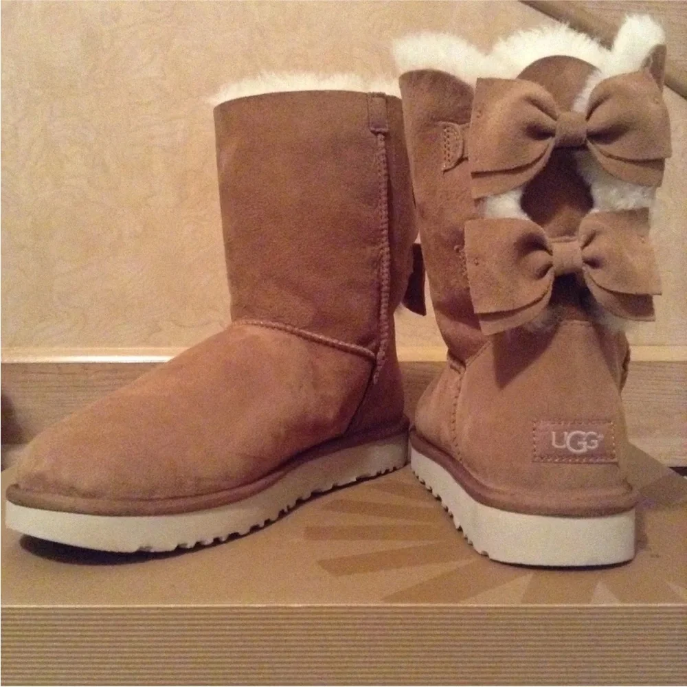 UGG Meilani Short Chestnut Suede/Sheepskin Bow Boots  Sz 10 Women's 1012981